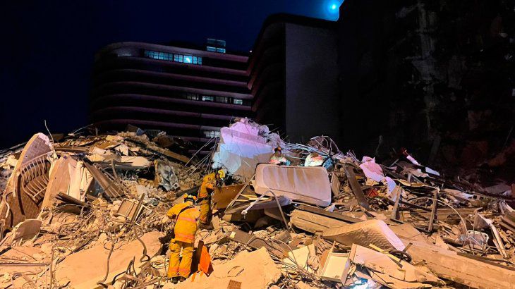 Hallaron cuatro cuerpos y los muertos por el derrumbe del edificio de Miami son nueve