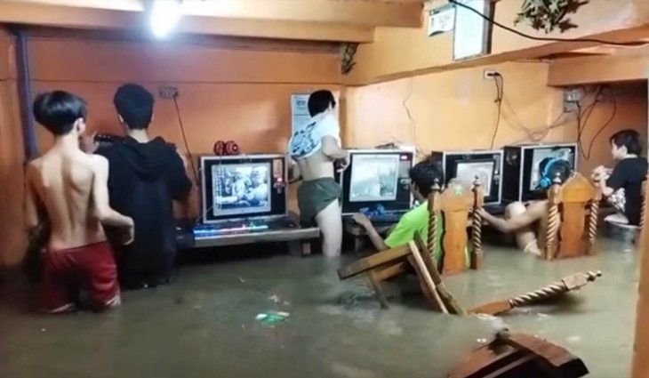 Filipinas: El cibercafé estaba inundado, afuera había un temporal y el dueño del local intentaba persuadirlos de que se fueran a sus casas, pero ellos siguieron adelante.