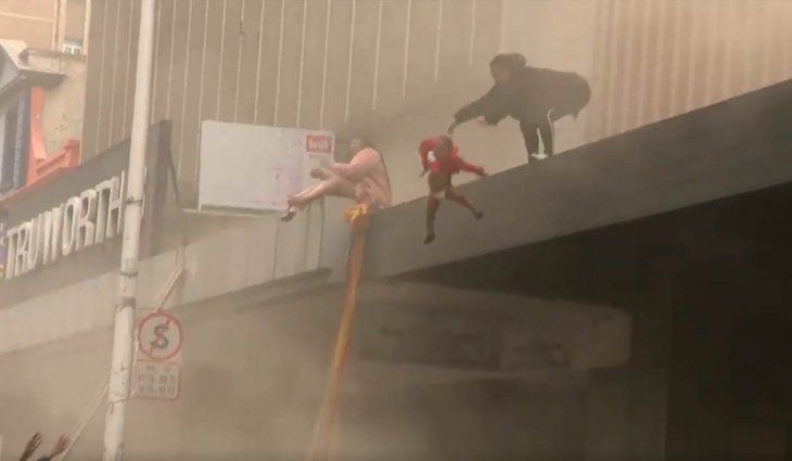 Sudáfrica: tiró a su bebé de un edificio para salvarla de un incendio