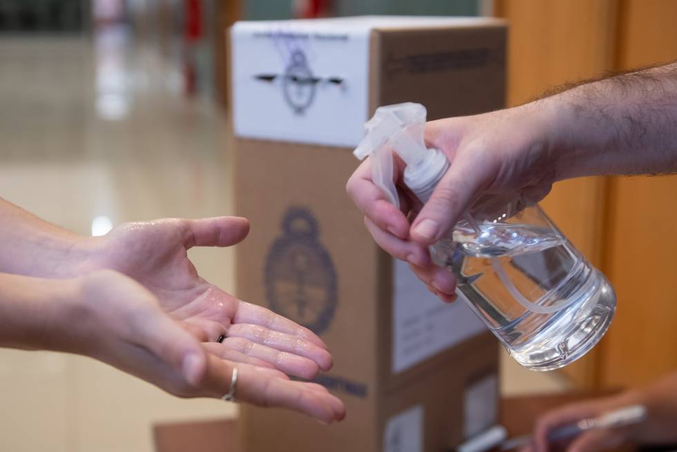 Cómo será la votación : filas afuera de las escuelas, horarios especiales y un “facilitador sanitario”