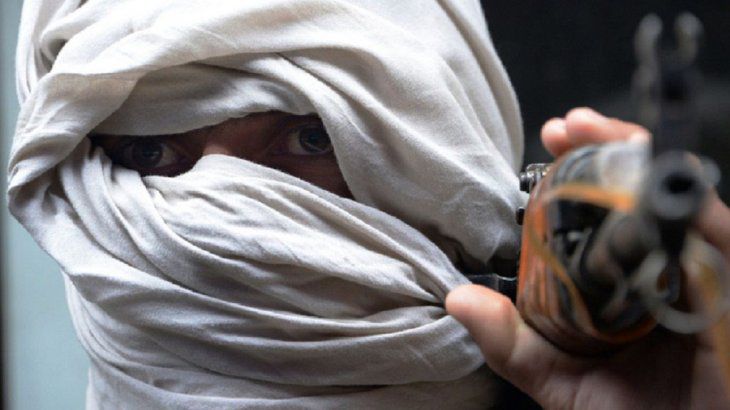 Caos en el aeropuerto de Kabul mientras miles de afganos intentan huir de los talibanes