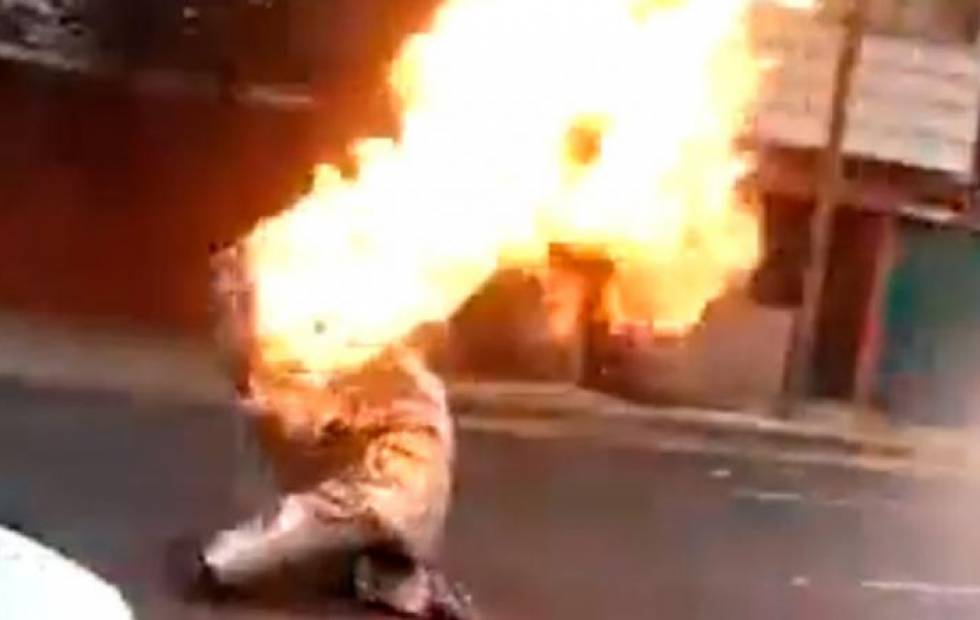 Un bombero arriesgó su vida al sacar un tanque de gas en llamas