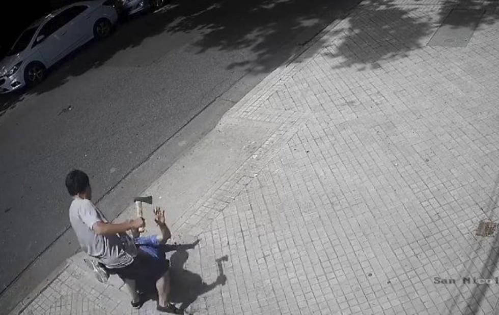 Brutal ataque de un hombre a otro a hachazos en plena calle