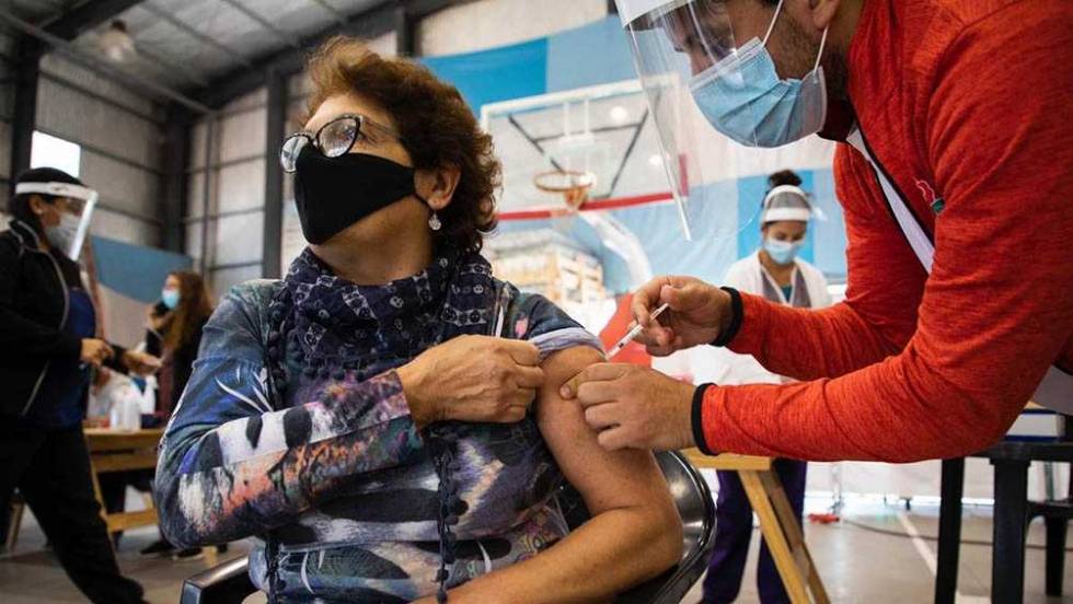 Combinar vacunas triplicó anticuerpos en mayores de 60 años
