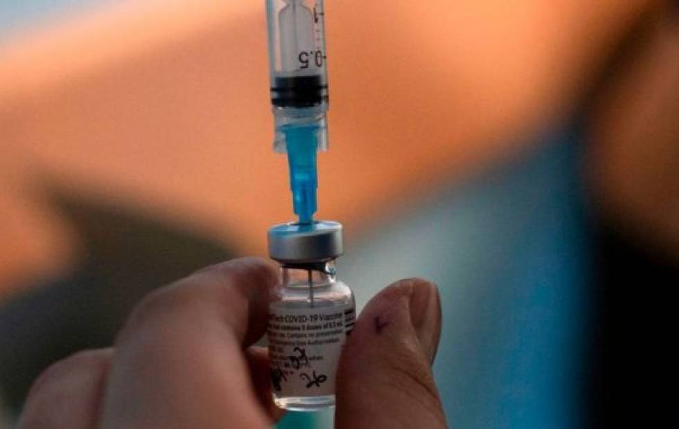 Antivacunas sobornan con 400 euros para que les inyecten agua y salen inmunizados contra el Covid-19 sin saberlo