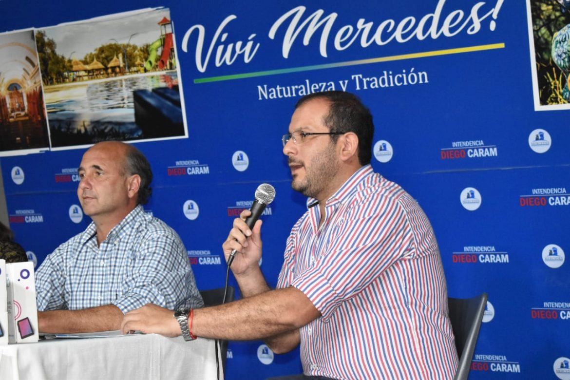 Programa “Conectando con vos”: Tape Caram entregó 30 tablets para los Centros de Apoyo Escolar y la Biblioteca Municipal
