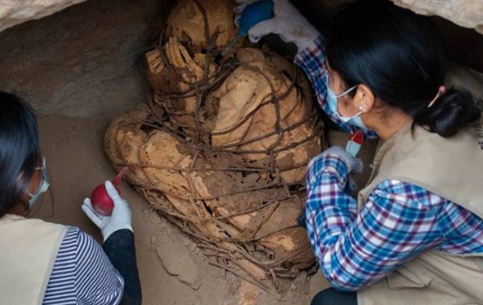 Macabro hallazgo: descubren una momia de 800 años con el cuerpo atado y las manos sobre su rostro