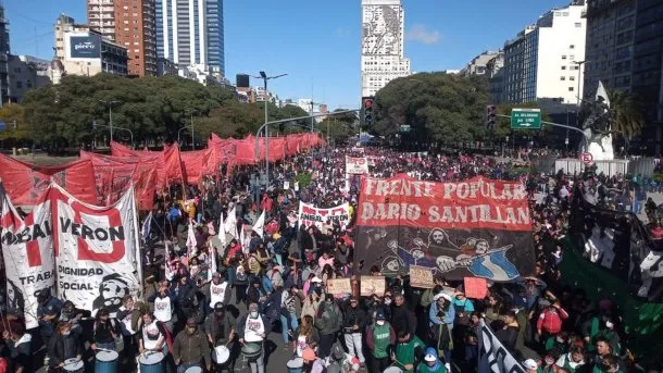 Organizaciones sociales opositoras marchan a Plaza de Mayo y simulan un “velatorio para el salario mínimo, vital y móvil”.