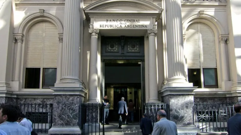 Un banco demoró en atender a sus clientes y le impusieron una multa por $900 mil