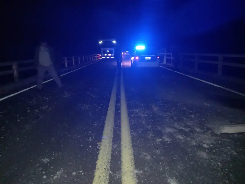 Corrientes: Un camión cayó al río Aguapey tras romper las barandas de un puente