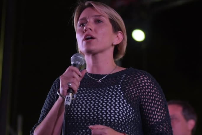 Golpearon en la calle a una referente correntina de La Campora