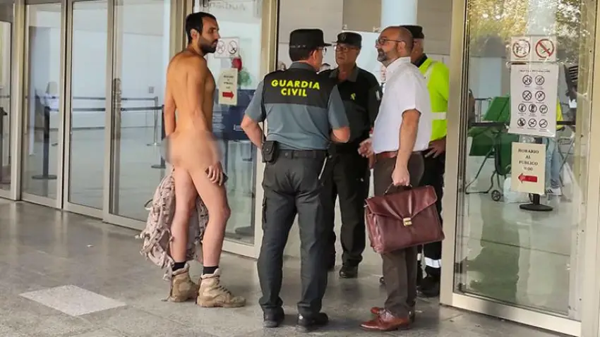Lo multaron por exhibicionismo y se presentó ante la Justicia completamente desnudo