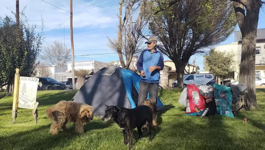 Correntino quedó a la deriva en Neuquén junto a sus perros y pide ayuda para volver a su provincia