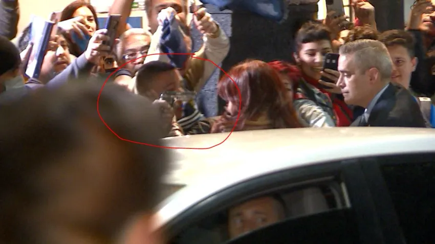 Conmoción: intentaron disparar en la cabeza a Cristina Kirchner en la puerta de su casa￼