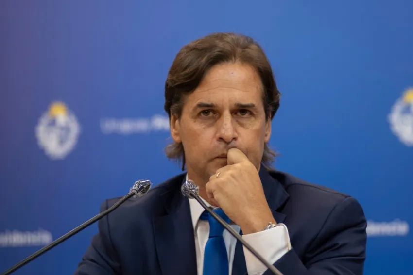 Acusan a Lacalle Pou de haber roto la veda para que entre un médico argentino que trató su calvicie