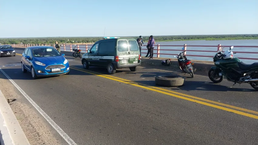 Demoras en el puente Corrientes-Chaco por un neumático desprendido de un vehículo