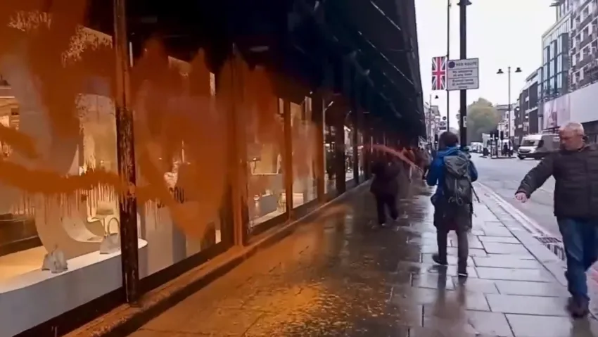 Luego de vandalizar obras de Van Gogh, activistas tiraron pintura contra locales de moda