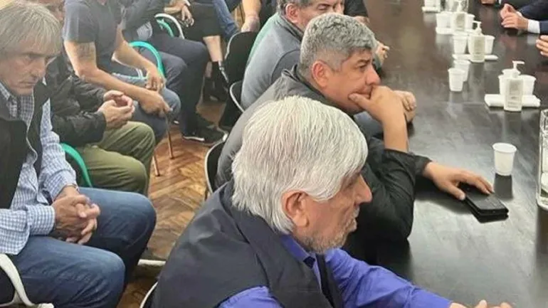 Moyano amenaza con un paro nacional si no logra el aumento del 131%