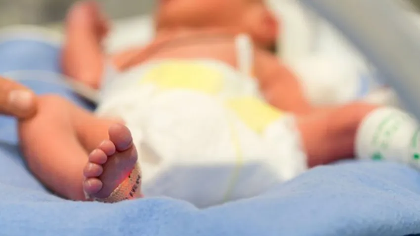 Se quedó dormida mientras amamantaba a su beba y la mató aplastada