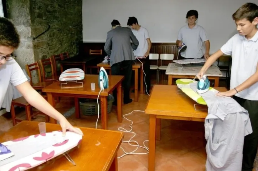 Una escuela enseña a sus alumnos a planchar para contribuir a la erradicación de roles de género