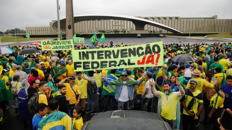 Alimentados por “fake news”, bolsonaristas piden un golpe militar para que no asuma Lula