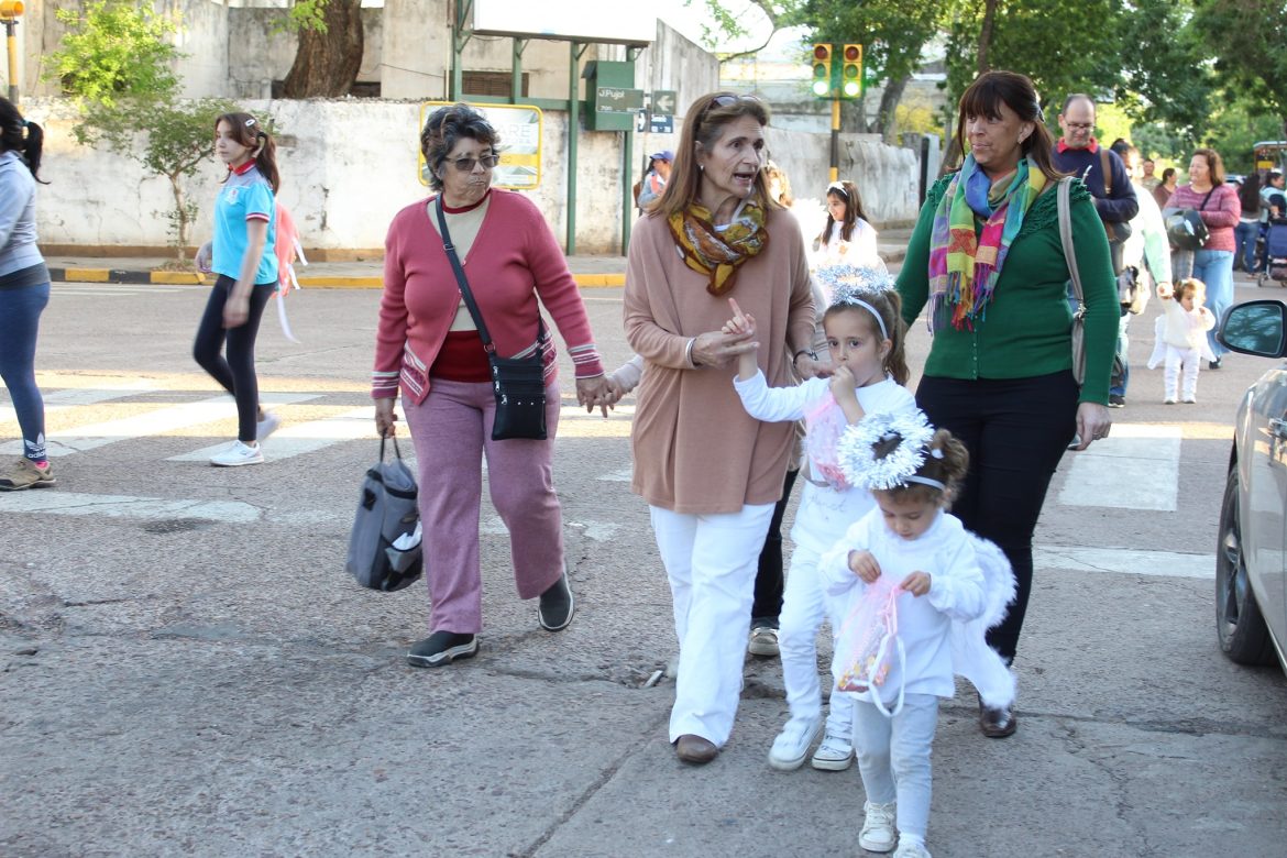 “Ángeles Somos”: una multitud de niños recorrieron las calles de la ciudad