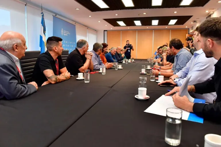Con Pablo Moyano a la cabeza, el Frente Sindical se reunió con Kelly Olmos y reclamó un bono de fin de año