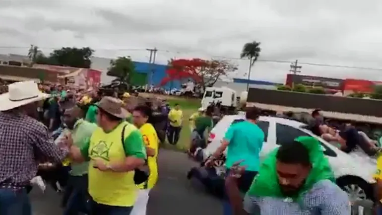 Conductor atropelló a manifestantes bolsonaristas: hay 10 heridos