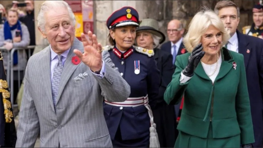 El rey Carlos III y Camila fueron atacados a huevazos mientras inauguraban una estatua de la reina Isabel