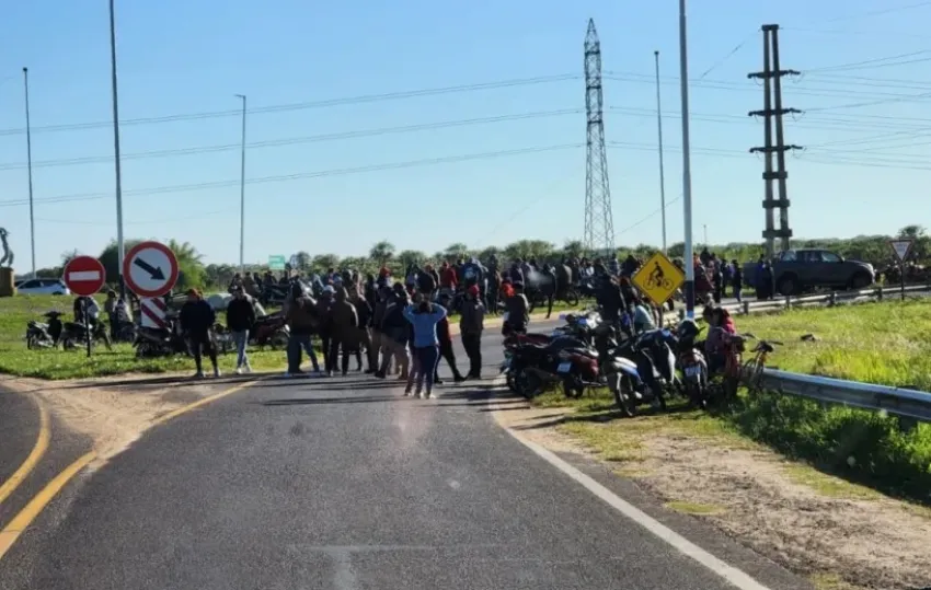 Movimientos sociales cortan el tránsito en el acceso a Corrientes