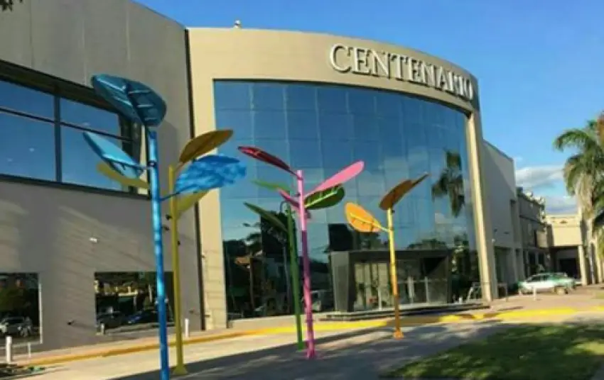 Un niño casi muere ahogado en el shopping de Corrientes y fue salvado por un policía