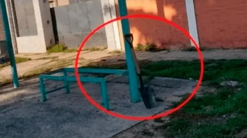 Una pala estuvo días en una parada de colectivos y nadie la robó