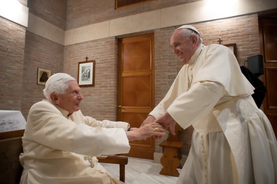 Empeoró la salud de Benedicto XVI: el papa Francisco pidió rezar por él