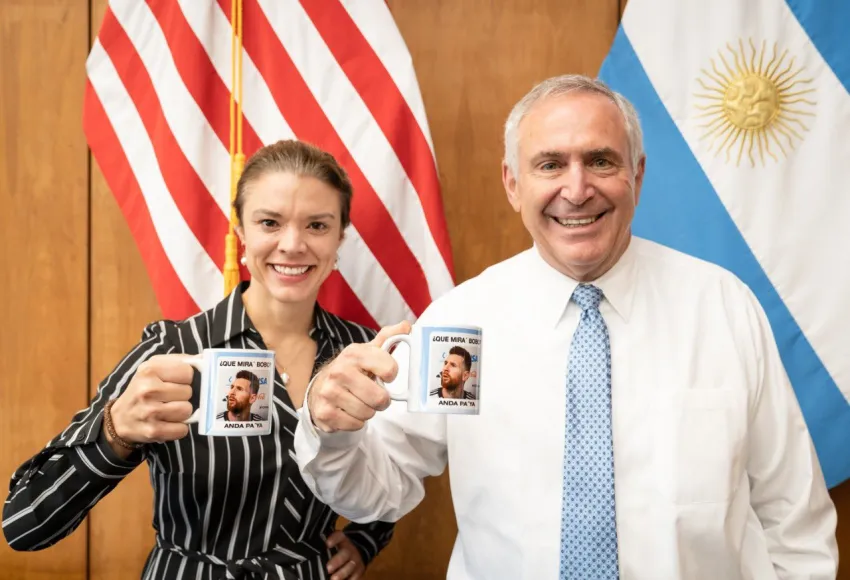 El embajador de Estados Unidos se sumó a la locura del “Qué mirá, bobo”