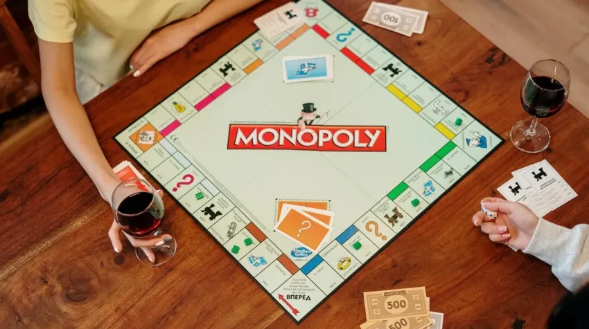 Estalló de furia por perder jugando al Monopoly y le disparó a su novia y a su papá