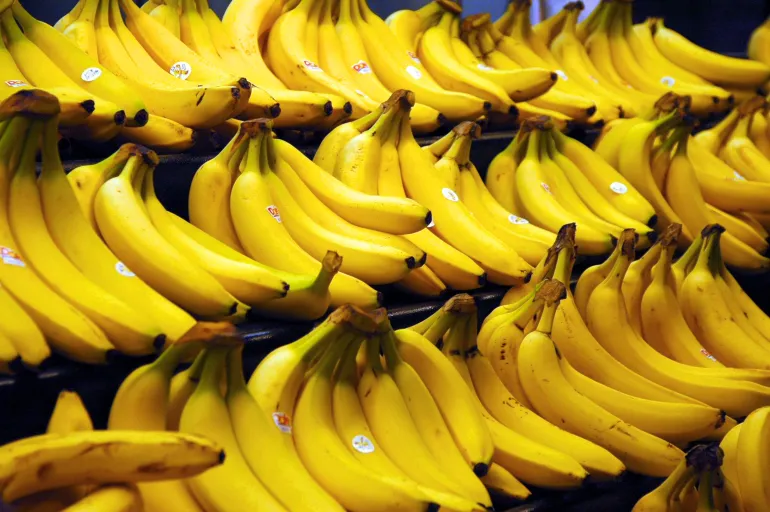 En el mercado de frutas hablan de un “dólar banana” tras la intervención del Gobierno para regular el precio
