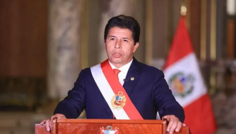 Golpe de Estado en Perú: acusado de corrupción, Pedro Castillo quiso disolver el Congreso y quedó detenido