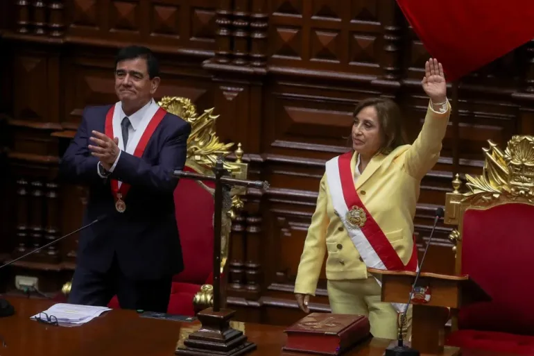 Tras el intento de golpe de estado Dina Boluarte juró como nueva presidenta del Perú e hizo un llamado al diálogo