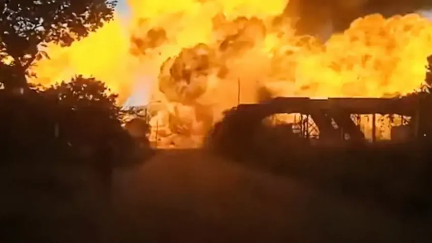 Un camión de gas se enganchó en un puente e hizo volar medio barrio: 10 muertos