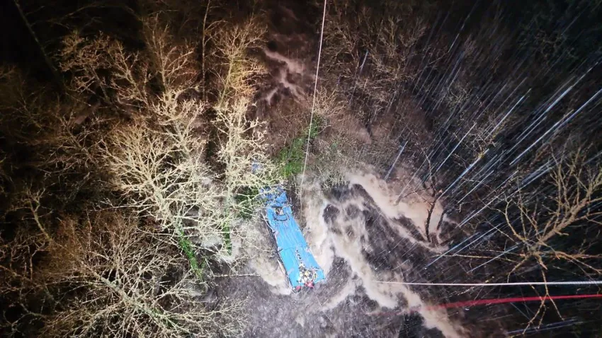 Un colectivo cayó a un río y hay al menos cuatro muertos