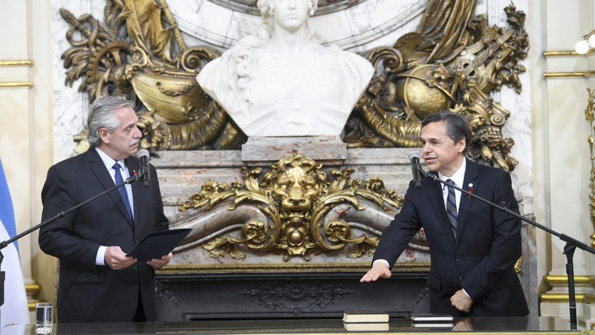 Alberto Fernández le tomó juramento al nuevo ministro de Transporte Diego Giuliano