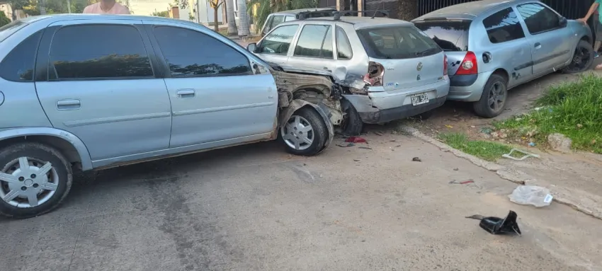 Corrientes: borracho chocó dos autos estacionados y casi causa una tragedia