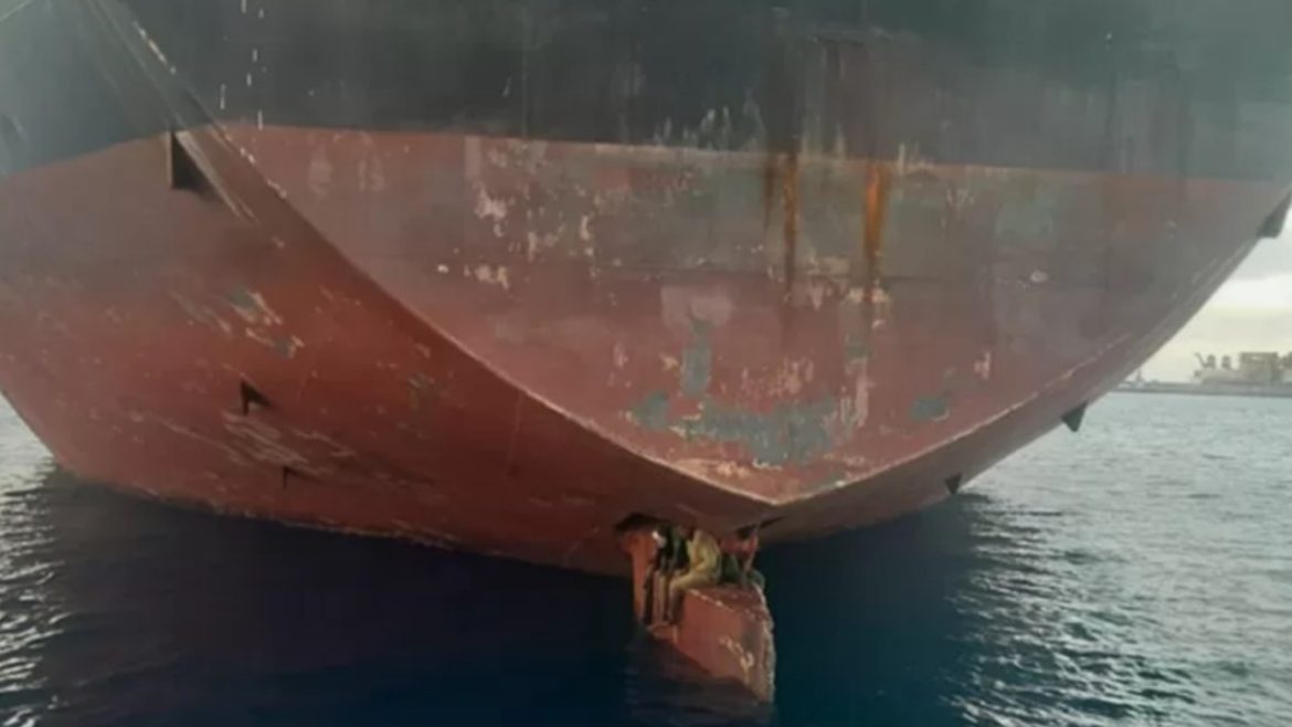 Qué se sabe de los inmigrantes cuya foto llegando a España en la pala del timón de un petrolero dio la vuelta al mundo