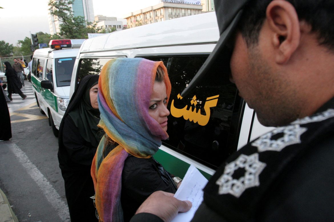 Irán avanza sobre la policía de la moral y aseguran que la habría eliminado