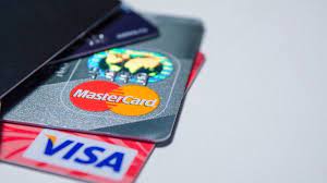 Empezó a funcionar el dólar tarjeta para turistas, si bien aún no impacta en los consumos y el tipo de cambio será menor al anunciado