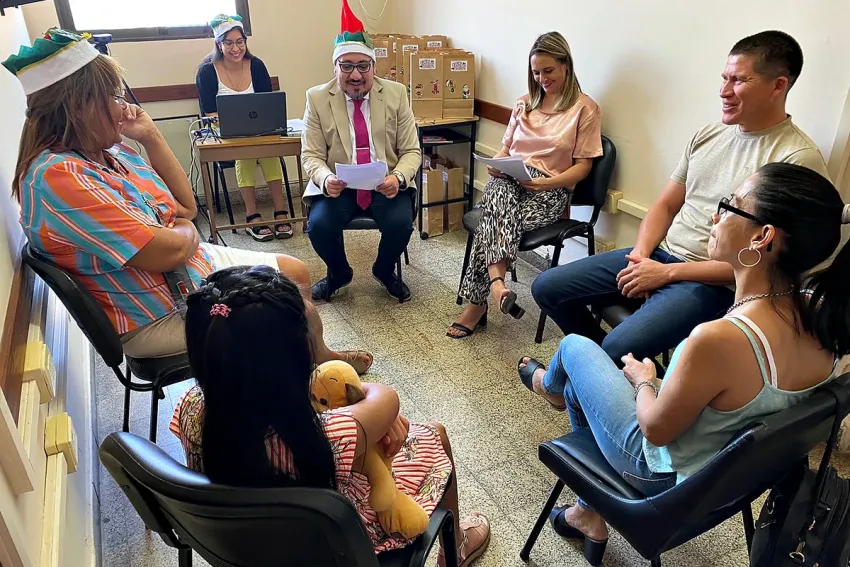 Corrientes: un juez se disfrazó y le leyó un cuento a una niña para anunciarle que fue adoptada