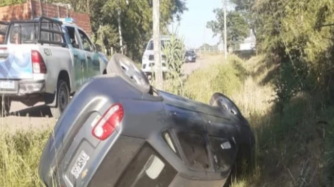 Una mujer se descompensó y volcó con su vehículo