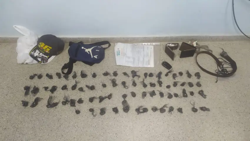 Corrientes: demoraron a dos transas, tenían 73 bochitas de marihuana