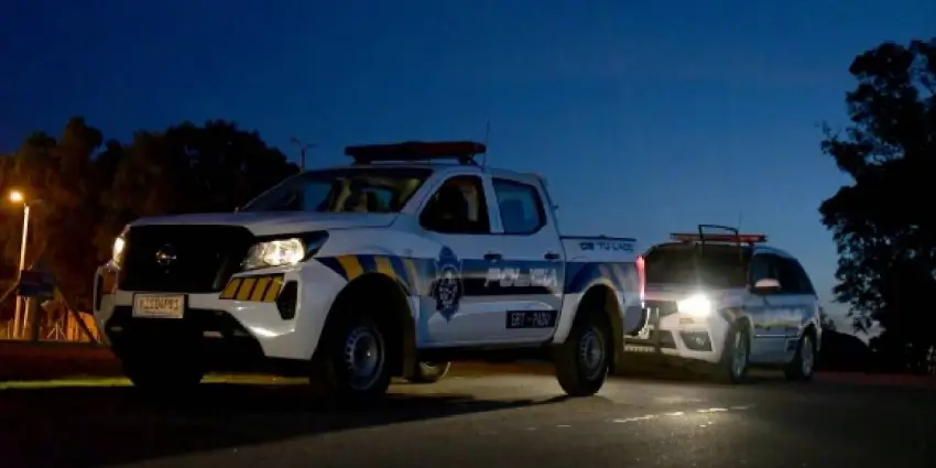 Un ladrón entró a robar a una pollería y para escaparse encerró al empleado en la cámara frigorífica