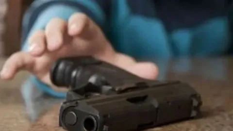 Un niño de tres años se disparó en la cara con el arma de sus padres